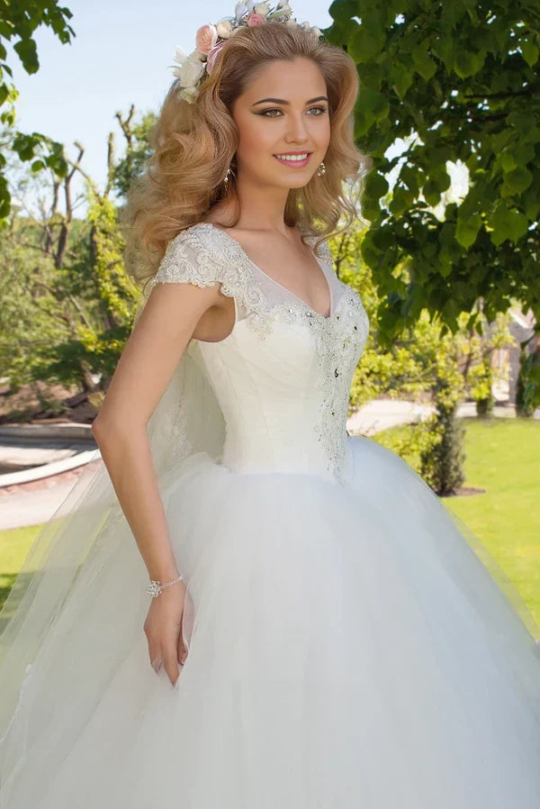 Vestido de novia de tul con escote en V, fruncido y mangas casquillo
